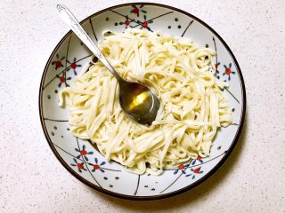 9、10分钟快手菜  杂蔬炒面,把面条捞出来，加入1勺芝麻油