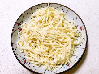 10、10分钟快手菜  杂蔬炒面,充分调匀，面条裹上芝麻油就不沾黏了