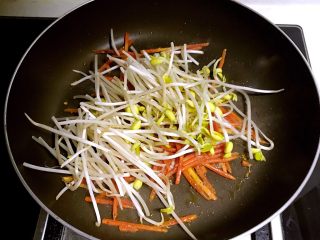 13、10分钟快手菜  杂蔬炒面,加入黄豆芽翻炒1分钟