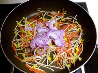 14、10分钟快手菜  杂蔬炒面,加入圆葱丝