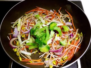 15、10分钟快手菜  杂蔬炒面,加入焯好的西蓝花，翻炒1分钟