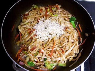 19、10分钟快手菜  杂蔬炒面,撒上白芝麻，翻炒均匀即可