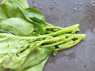 1、潮汕芥蓝牛肉炒粿条(湿炒牛河),锅内倒入少许油,倒入牛肉