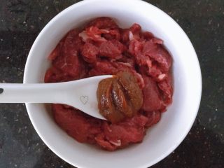 3、潮汕芥蓝牛肉炒粿条(湿炒牛河),牛肉加入一茶匙潮汕地区特有的沙茶酱,搅拌均匀