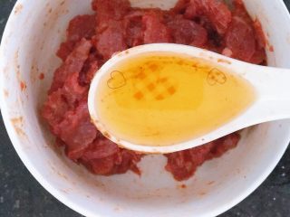 4、潮汕芥蓝牛肉炒粿条(湿炒牛河),再加入一茶匙食用油,裹住肉汁