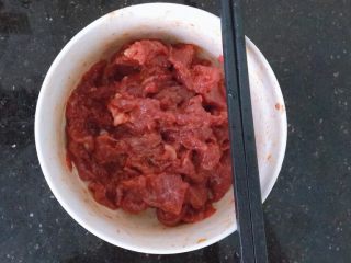 5、潮汕芥蓝牛肉炒粿条(湿炒牛河),搅拌均匀腌制半小时左右