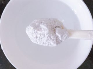 6、潮汕芥蓝牛肉炒粿条(湿炒牛河),取小半碗水加一勺干淀粉