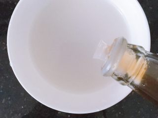 7、潮汕芥蓝牛肉炒粿条(湿炒牛河),再滴入几滴潮汕地区特有的鱼露,搅拌均匀备用