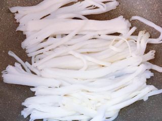 8、潮汕芥蓝牛肉炒粿条(湿炒牛河),锅内烧热,加入适量油,将一份人的粿条放进去