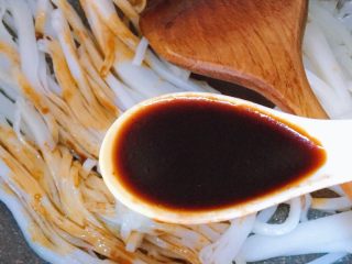 9、潮汕芥蓝牛肉炒粿条(湿炒牛河),加入两茶匙生抽炒匀