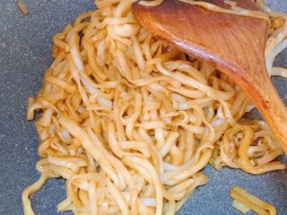 10、潮汕芥蓝牛肉炒粿条(湿炒牛河),炒至所有粿条均上色即可