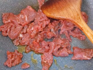 12、潮汕芥蓝牛肉炒粿条(湿炒牛河),锅内倒入适量油,倒入牛肉翻炒至七成熟