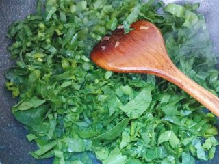 14、潮汕芥蓝牛肉炒粿条(湿炒牛河),锅内倒入适量油,把芥蓝都放进去