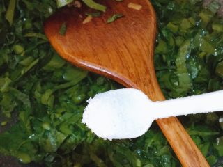 15、潮汕芥蓝牛肉炒粿条(湿炒牛河),翻炒一会儿,加入2g盐调味