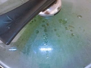 17、潮汕芥蓝牛肉炒粿条(湿炒牛河),盖上锅盖,焖煮一会儿