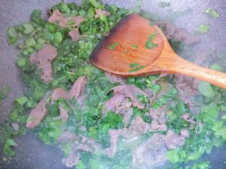 18、潮汕芥蓝牛肉炒粿条(湿炒牛河),打开锅盖,锅内还剩一半水的时候倒入牛肉,翻炒至牛肉全熟