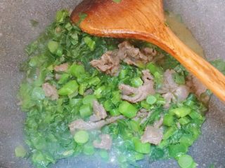 19、潮汕芥蓝牛肉炒粿条(湿炒牛河),盛出两人份的量,锅内留一人份的量就好