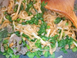 20、潮汕芥蓝牛肉炒粿条(湿炒牛河),倒入刚刚炒好的一人份的粿条,翻炒均匀