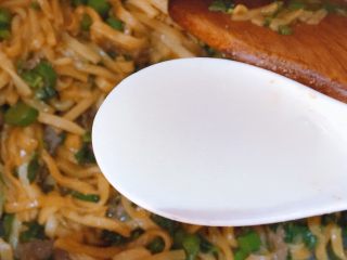 21、潮汕芥蓝牛肉炒粿条(湿炒牛河),加入一茶匙淀粉水,翻炒至收汁即可