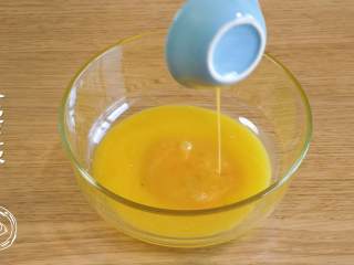 4、12m+姜饼人（宝宝辅食）,首先，将融化的黄油、蜂蜜、全蛋液倒在一起，搅拌均匀~