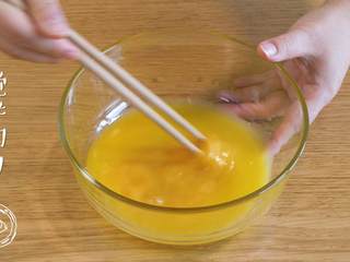 5、12m+姜饼人（宝宝辅食）,首先，将融化的黄油、蜂蜜、全蛋液倒在一起，搅拌均匀~