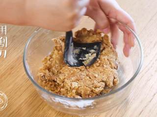 10、12m+姜饼人（宝宝辅食）,用刮刀混合均匀，这个是有些干的质地~