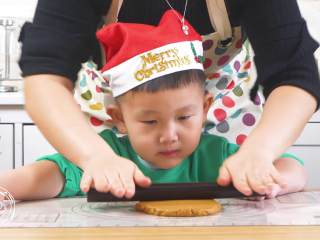 13、12m+姜饼人（宝宝辅食）,然后拿出来，稍微揉一下擀开~