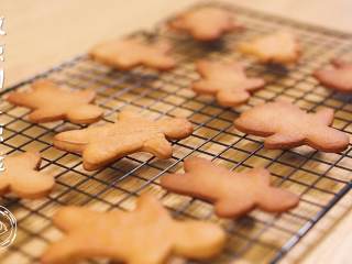 16、12m+姜饼人（宝宝辅食）,放在凉网上凉透~