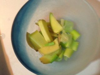 2、酱爆芒果贝,葱一部分切段，一部分切末，姜一部分切片，一部分切末，蒜切末；