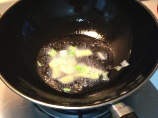 3、酱爆芒果贝,热锅放油至八分热，放入葱段姜片爆香；