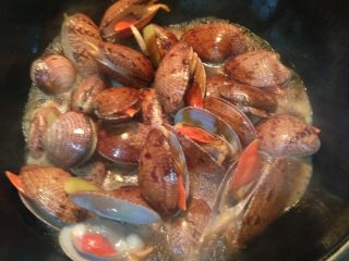 6、酱爆芒果贝,加入盐、糖、酱油、酱翻炒两分钟；