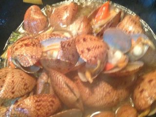 7、酱爆芒果贝,加入少许清水，改中火盖盖儿焖至壳全张开，猛火收汁。