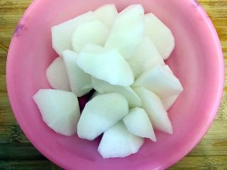 2、暖冬系列～滋补养生之红枣枸杞萝卜大骨汤,白萝卜去皮，切成滚刀大块