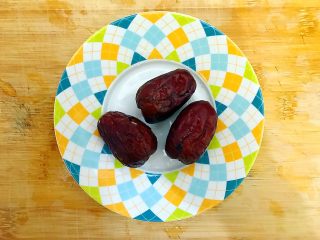 4、暖冬系列～滋补养生之红枣枸杞萝卜大骨汤,大红枣洗净，备用