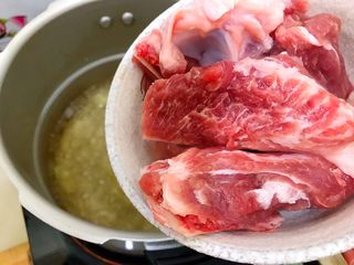 9、暖冬系列～滋补养生之红枣枸杞萝卜大骨汤,水开后放入猪大骨