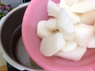 13、暖冬系列～滋补养生之红枣枸杞萝卜大骨汤,入白萝卜