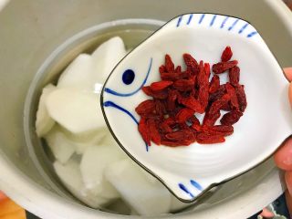 14、暖冬系列～滋补养生之红枣枸杞萝卜大骨汤,入枸杞