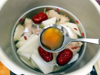 17、暖冬系列～滋补养生之红枣枸杞萝卜大骨汤,加一勺料酒