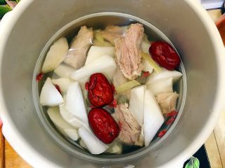 18、暖冬系列～滋补养生之红枣枸杞萝卜大骨汤,加入适量饮用水，约摸锅子的二分之一左右