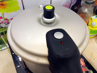 19、暖冬系列～滋补养生之红枣枸杞萝卜大骨汤,盖上高压锅盖子，旋转至严实位置，大火开煮