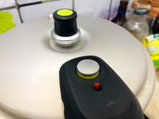 20、暖冬系列～滋补养生之红枣枸杞萝卜大骨汤,待高压锅的气阀上升，并且发出“嗤嗤嗤”的声音时，转小火，继续煮25分钟