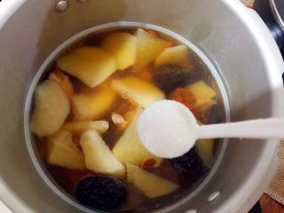 21、暖冬系列～滋补养生之红枣枸杞萝卜大骨汤,25分钟后熄火，待高压锅气阀降落，可以打开盖子时，加入一小勺细盐，搅拌一下，即可