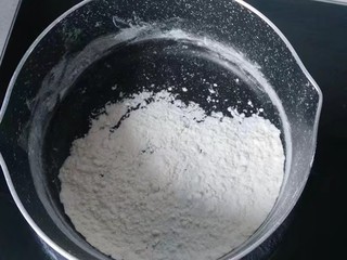 4、红糖椰蓉三角包,面团发酵期我们来做红糖内馅，先将15克面粉放入小锅中小火炒熟；