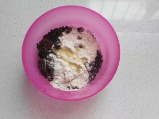 5、红糖椰蓉三角包,然后将炒熟晾凉的面粉倒入红糖粉中，再加入适量椰蓉和少许植物油拌均匀；