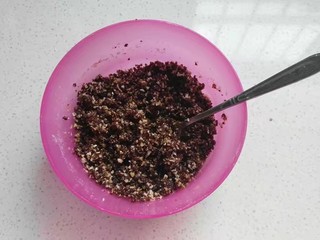 6、红糖椰蓉三角包,如图，拌好后呈湿润干松状态，即能抓捏成团；