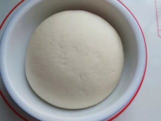 7、红糖椰蓉三角包,面团发至2倍大以上内部呈蜂窝状后，取出挤压排气；