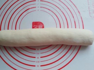 8、红糖椰蓉三角包,然后将面团搓滚成长条状；（要预留一点点小面团做花朵）
