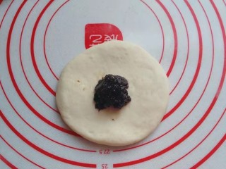 10、红糖椰蓉三角包,醒好后取一份小面团擀成圆饼，不要太薄，然后捏一份红糖馅放入中间；