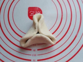 11、红糖椰蓉三角包,先将边缘向中间捏出三条边；