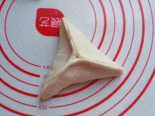 12、红糖椰蓉三角包,接着将三条边捏合起来即好；